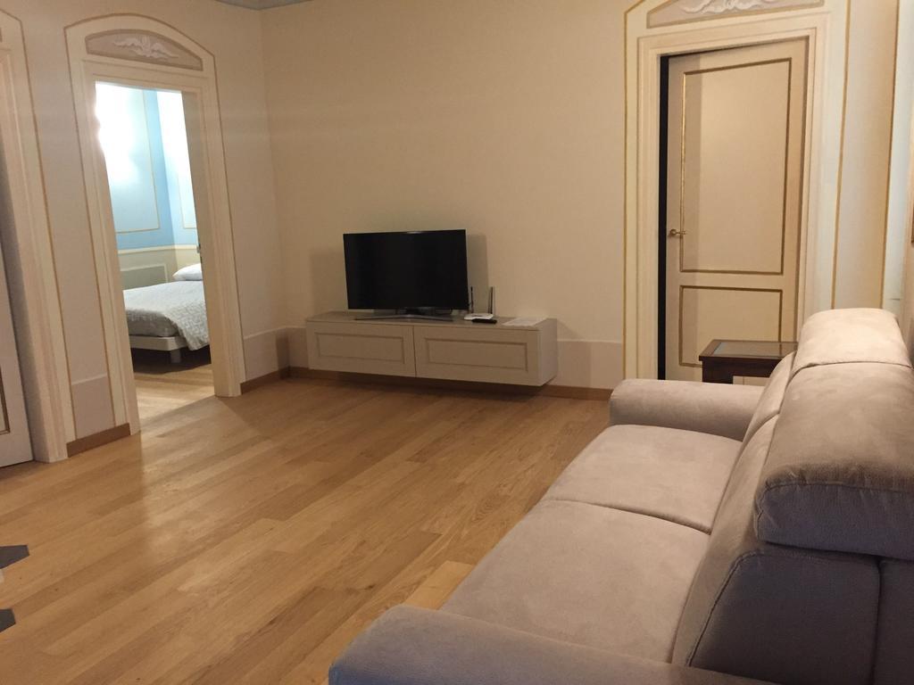 Palazzo Carasi Apartments เกรโมนา ภายนอก รูปภาพ